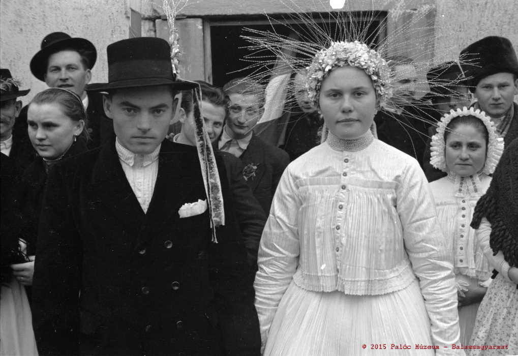 Völegény és menyasszony a templom előtt. Vanyarc, 1957. Manga János felvétele.